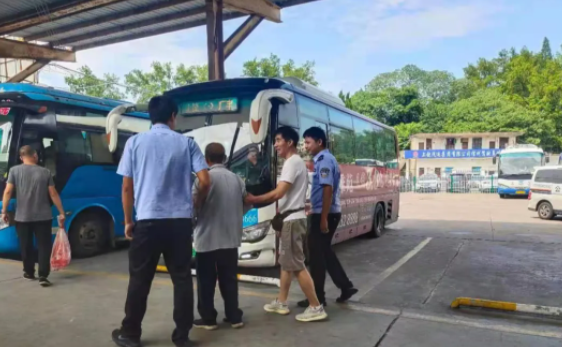 上饒汽運:警民聯動 助失憶老人返程