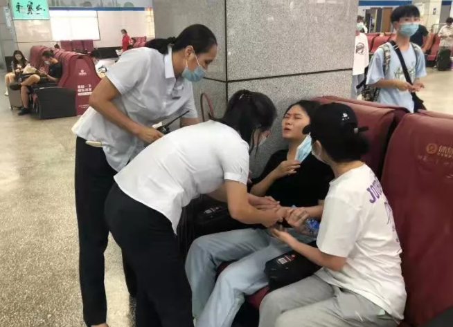 都市城際公交 女乘客突發不適,工作人員暖心援助