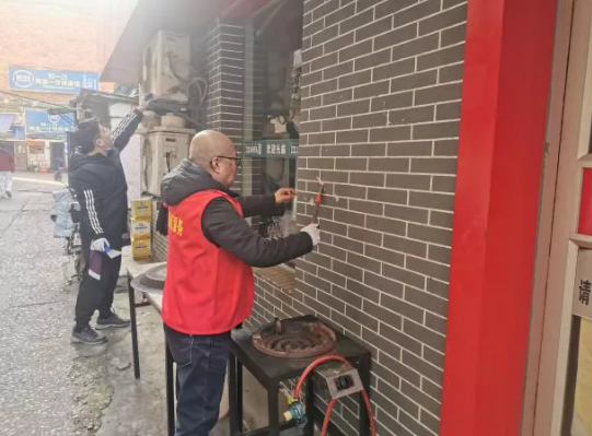 一線報道 || 長鴻物業:全面清理轄區內小廣告 助力文明創建