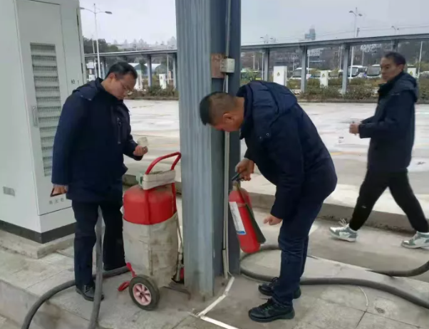 1月29日,南昌市迎來2022年第一場降雪。為進一步防范雨、雪、冰凍等惡劣天氣對道路旅客運輸的不利影響,避免各項安全生產事故,都市城際公交成立了四個安全檢查組一早趕赴現場,對各單位應對雨、雪寒潮天氣安全防范責任、防范措施的落實情況進行督導檢查。檢查組重點對車輛安全例檢操作流程、車輛安全技術狀況,駕駛員從業資格證以及車輛