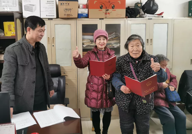 長鴻物業:為民解憂 助居民領到房產證