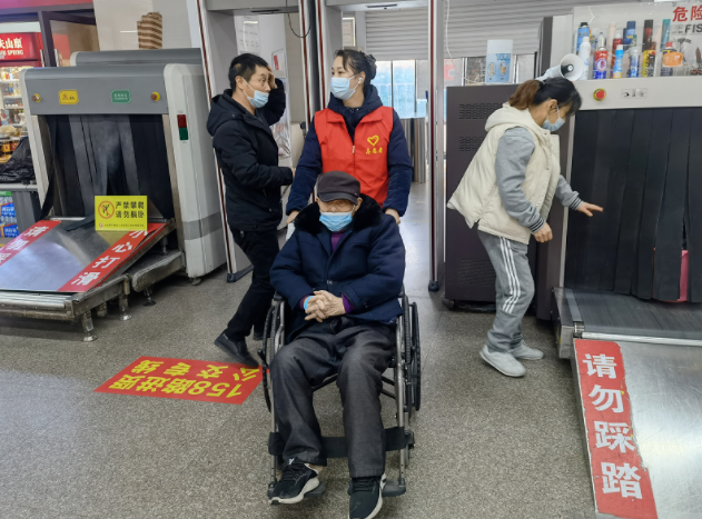 都市城際公交:貼心服務 協助腿疾老人乘車