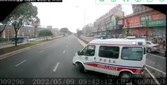 新余公交:緊急停車 救助暈倒旅客