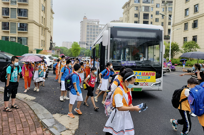 新余公交:開學季 校園直通車進小區