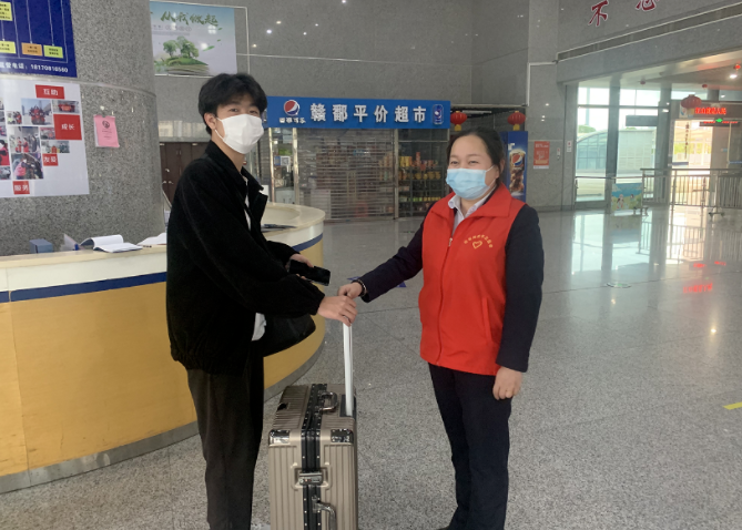 都市城際公交:站、車聯手尋失物 旅客領回樂開花
