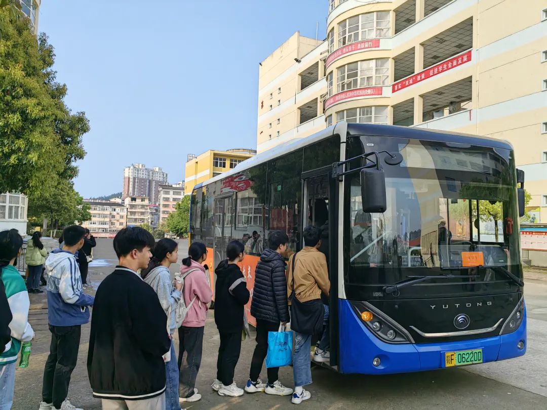 撫州長運:樂安分公司圓滿完成高三模擬考試包車業務