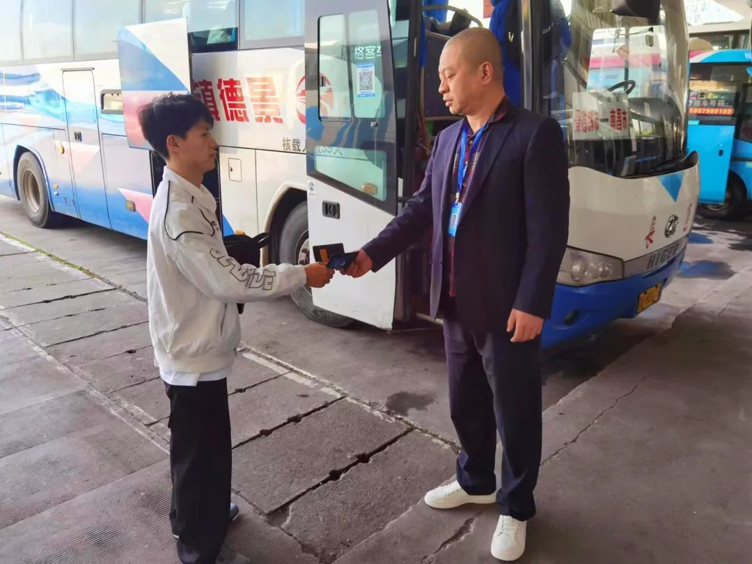 景德鎮長運:駕駛員拾金不昧受贊譽