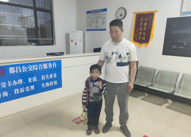 九江長運:小學生坐錯站 工作人員助他回家