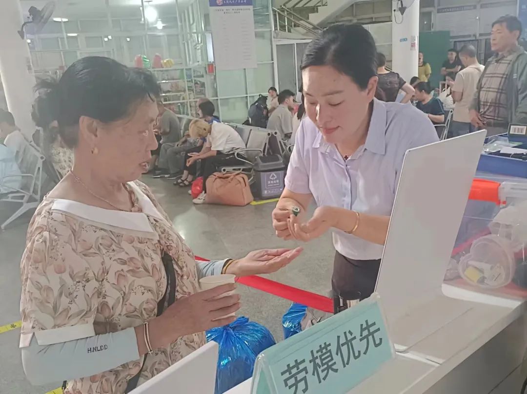 上饒汽運:貼心服務中暑旅客