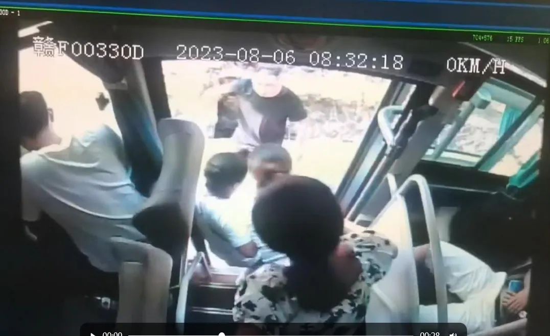 撫州長運:乘客突發疾病 公交司機及時救助