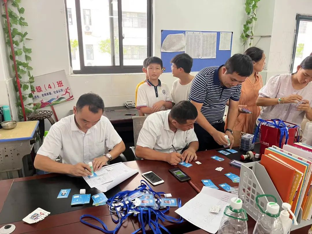 上饒汽運(yùn) 公交辦卡進(jìn)校園 周到服務(wù)受歡迎