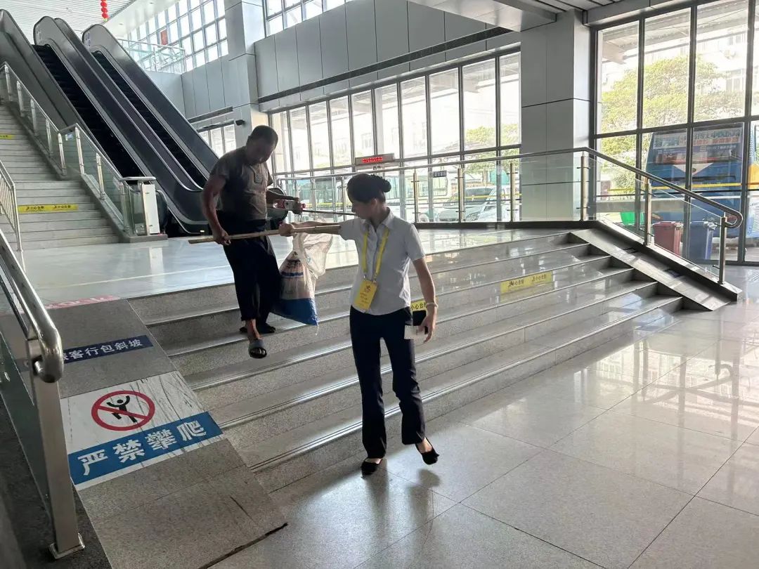 暖新聞 || 都市城際公交:溫情服務(wù) 護送視障老人乘車