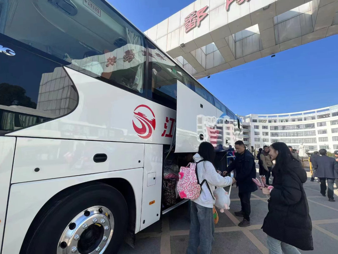 鄱陽長運:開通學子返鄉直通車 精準護航學子回家路