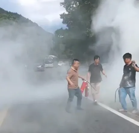 萍鄉長運:小轎車撞入路溝起火 駕駛員秒變“救火衛士”