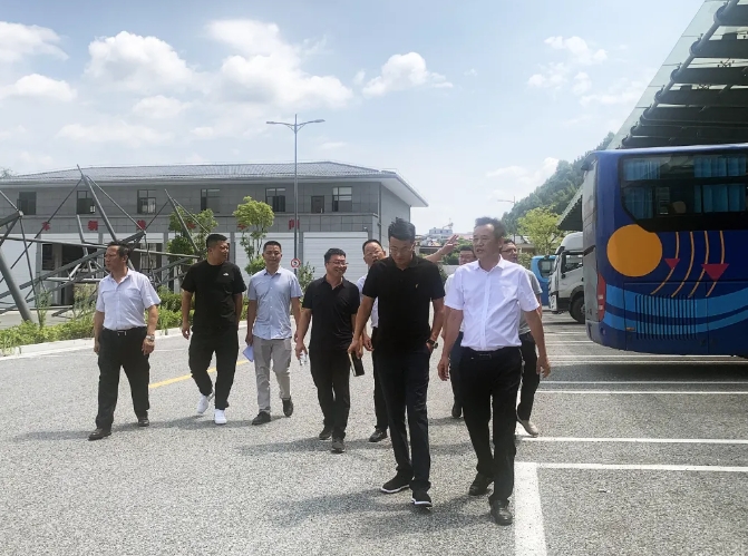 上饒汽運:上饒市信州區領導到德興鎮村公交考察鎮村公交一體化工作
