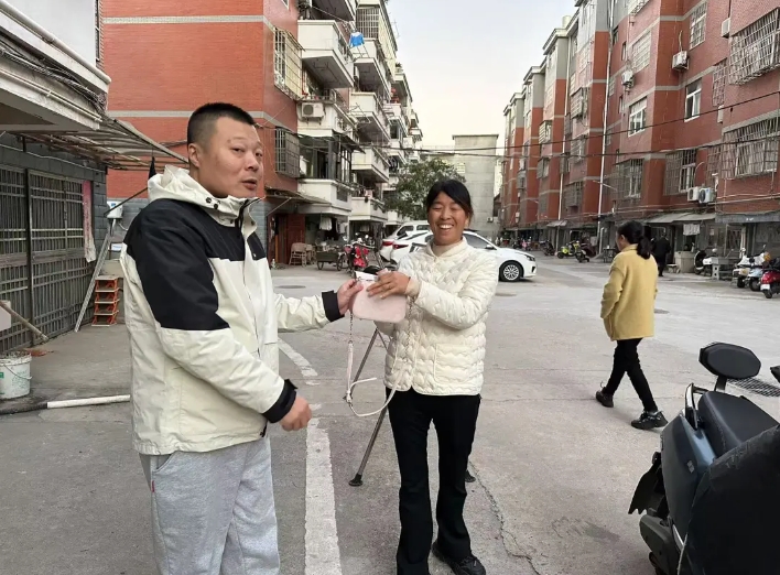 暖新聞 || 鄱陽(yáng)長(zhǎng)運(yùn):車站傳遞溫暖 愛(ài)心接力送 “包” 歸