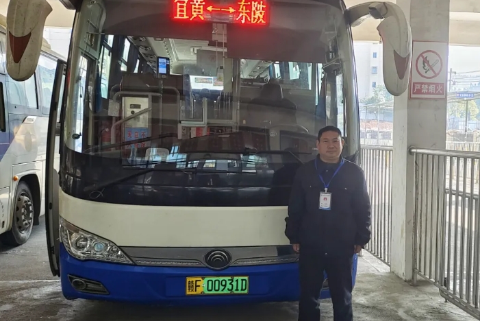 撫州長運:路遇大貨車側翻 公交司機快速下車救助