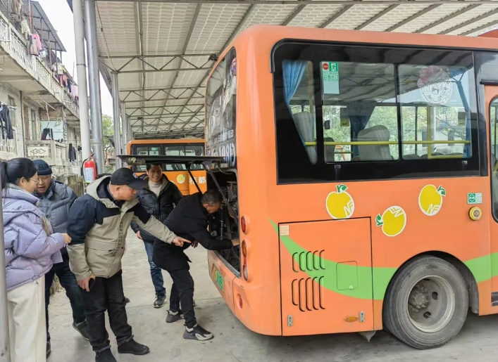 撫州長運(yùn):南豐分公司開展“愛車?yán)!苯涣骰顒?dòng)